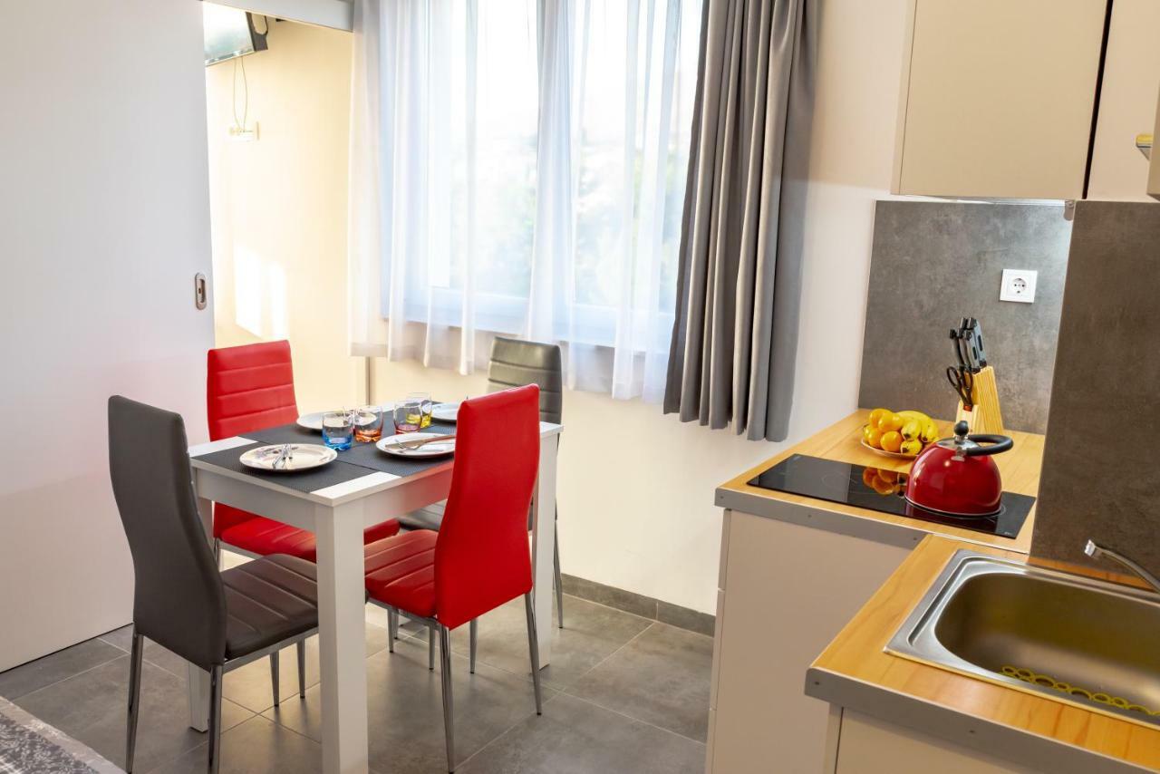 Apartmani Dalmacjia Grebastica Bagian luar foto