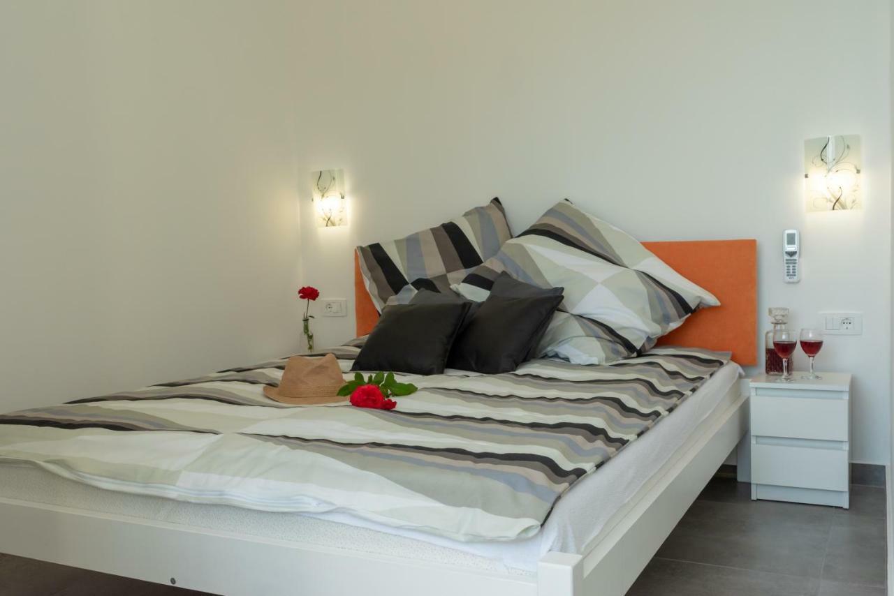 Apartmani Dalmacjia Grebastica Bagian luar foto