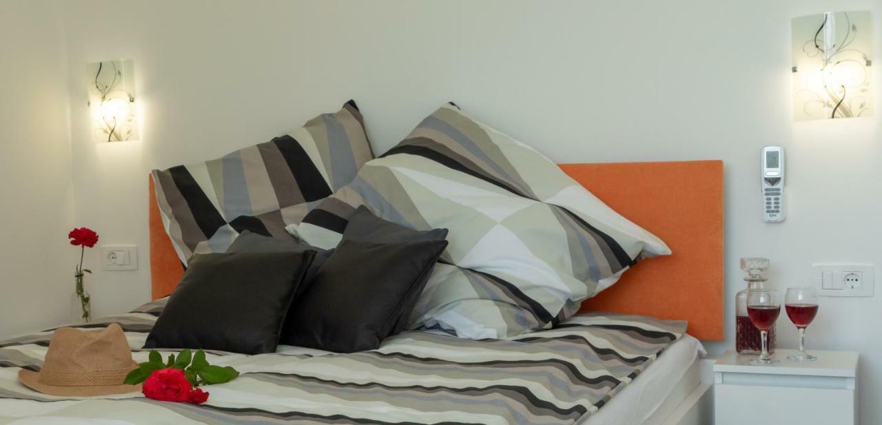 Apartmani Dalmacjia Grebastica Bagian luar foto