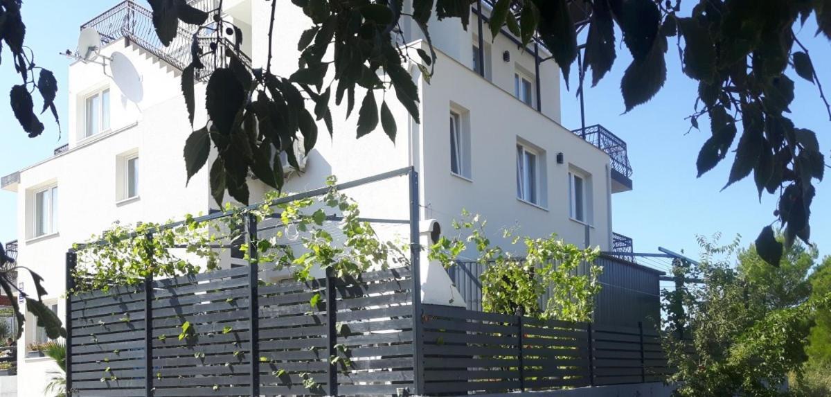 Apartmani Dalmacjia Grebastica Bagian luar foto
